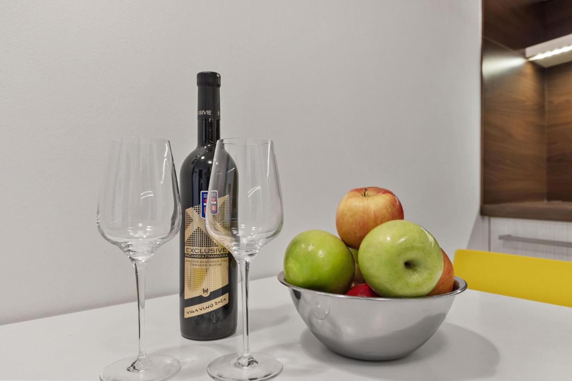 Apple Apartment Bratislava Buitenkant foto
